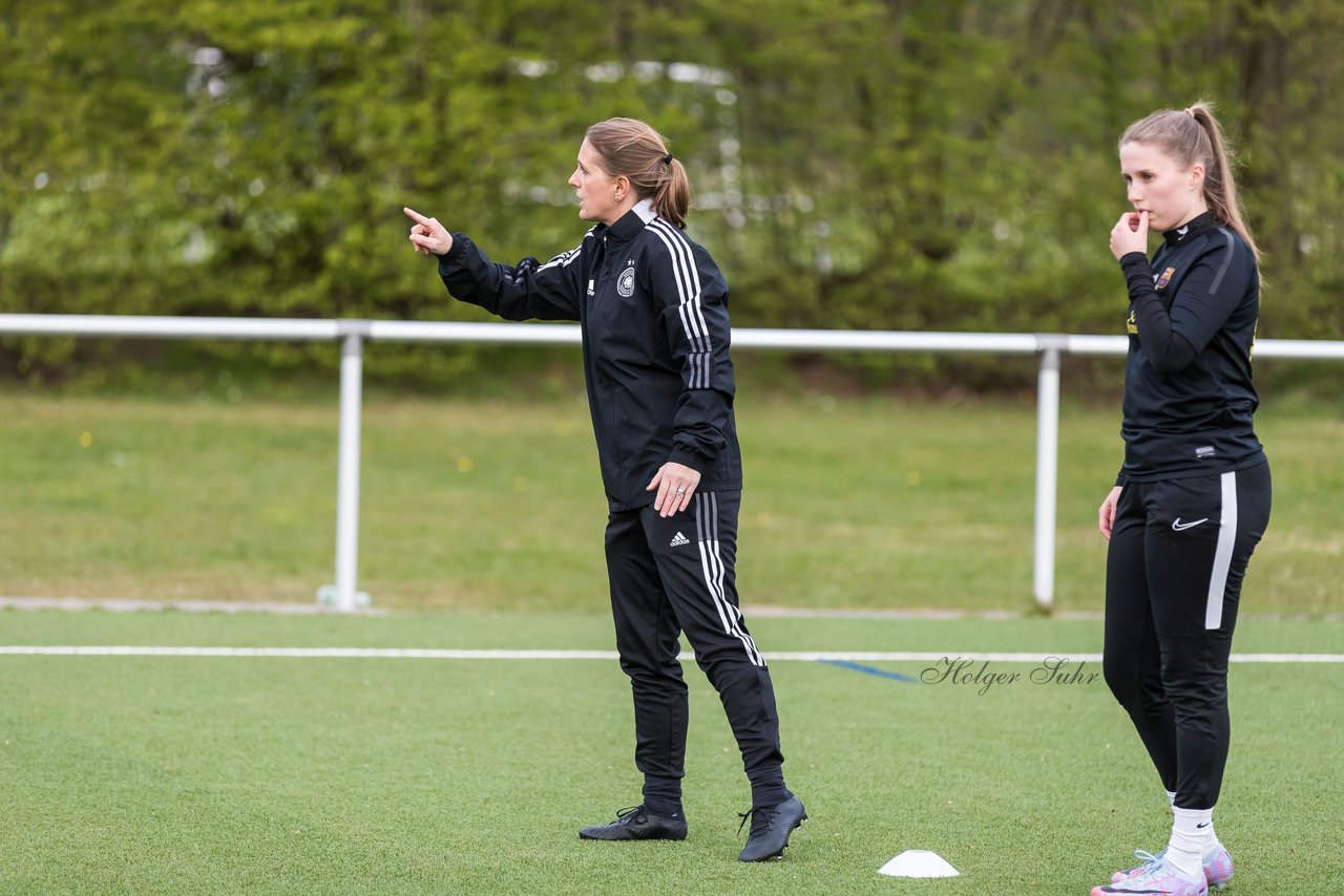 Bild 119 - Co-Trainerin der Frauen Nationalmannschaft Britta Carlson in Wahlstedt